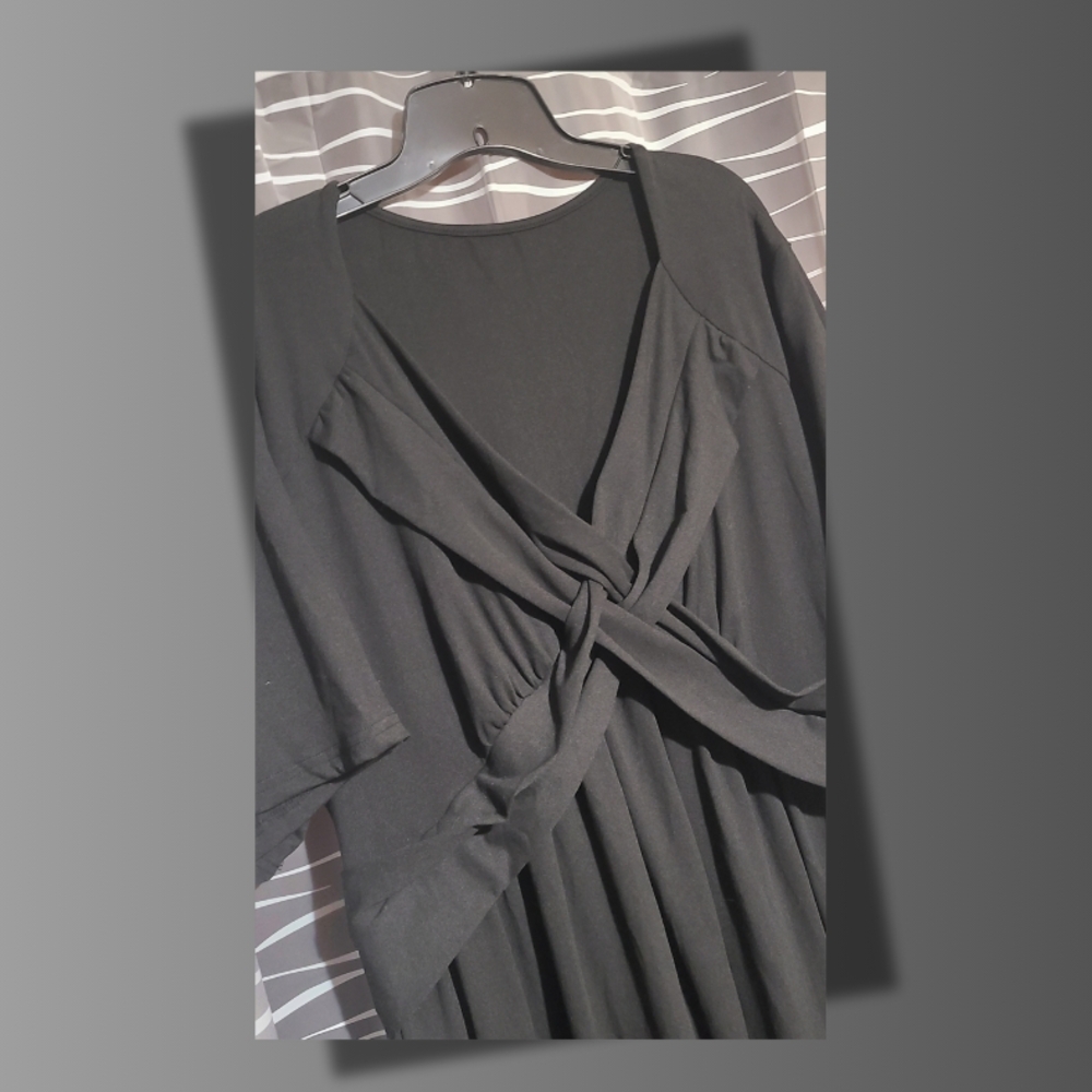 Chic Black Midi Dress with Twist Detail